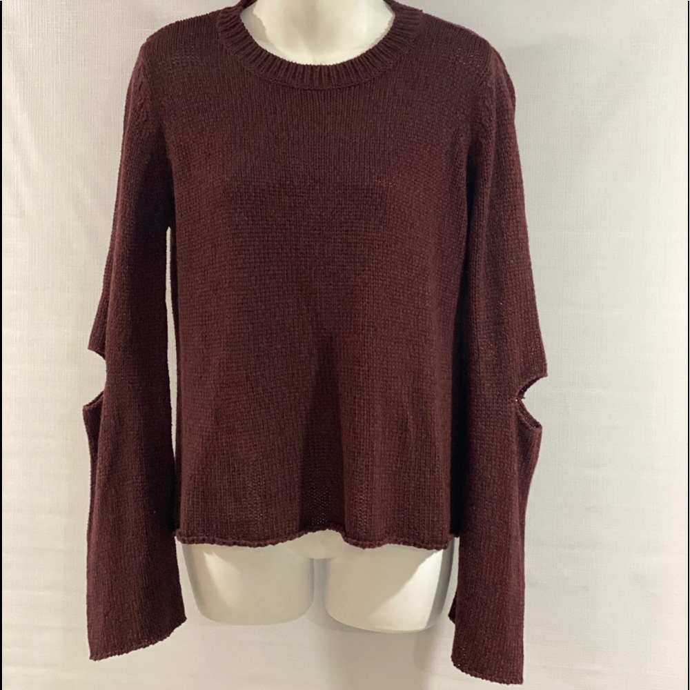 DESIGN LAB SWEATER..PEEK-A-BOO SLEEVE..TAKE A PEEK